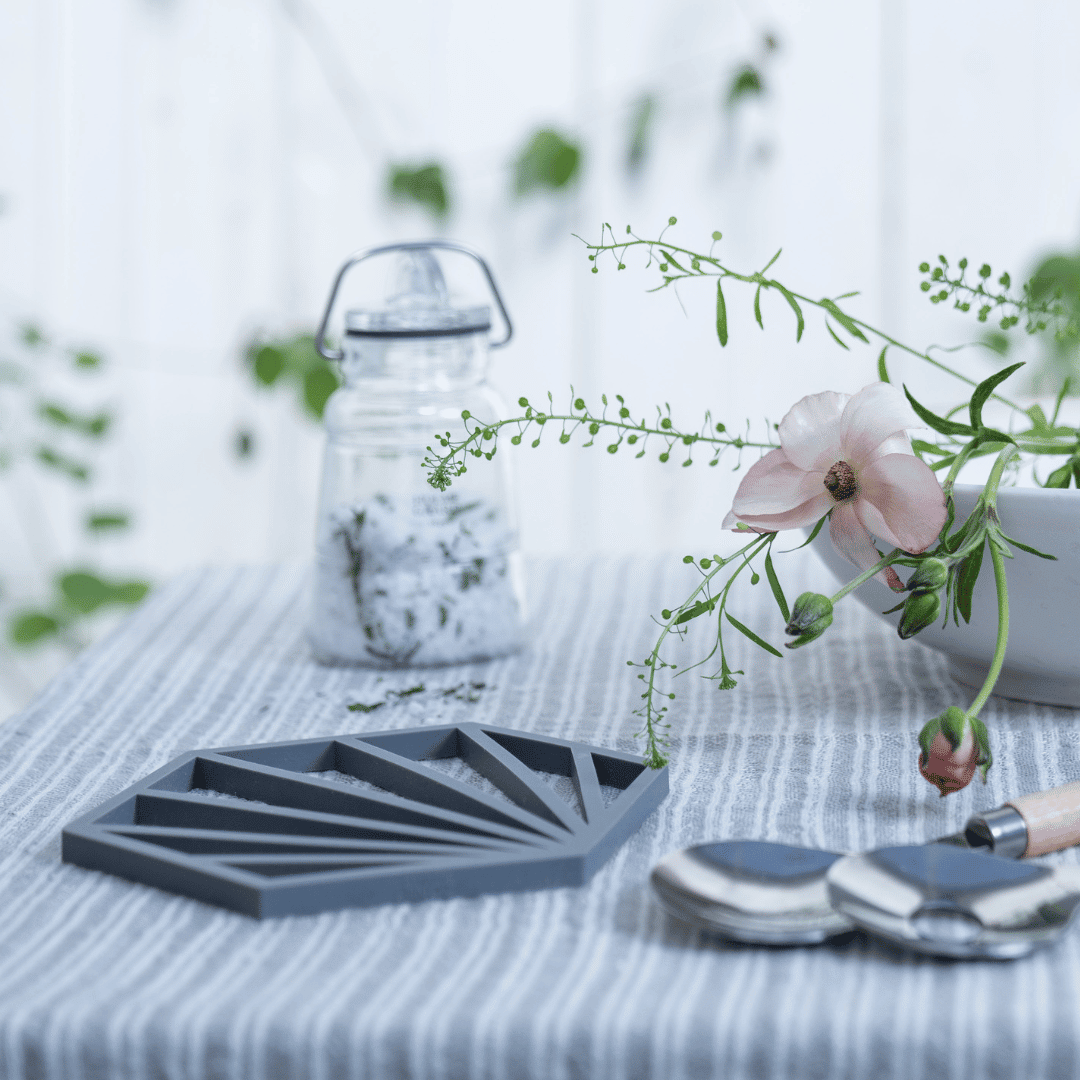 Trivet in silicone in the Swedish box